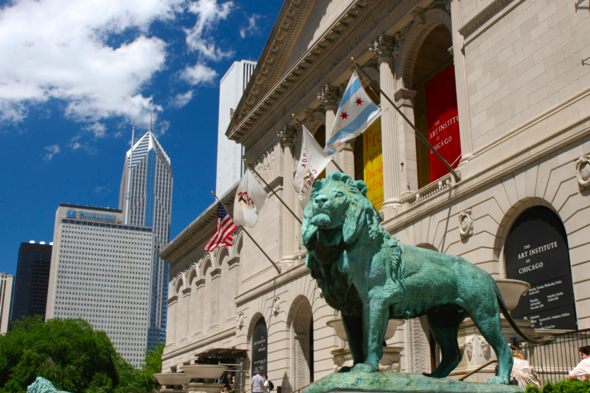 Lion statue in front of Chicago's Art Institute